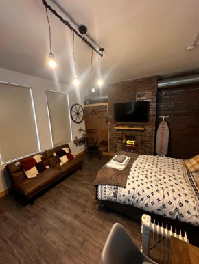 Leeds industrial studio 10min walk Brudnell social
